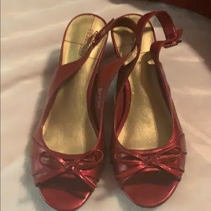 Synthetic -patent leather look. Great condition